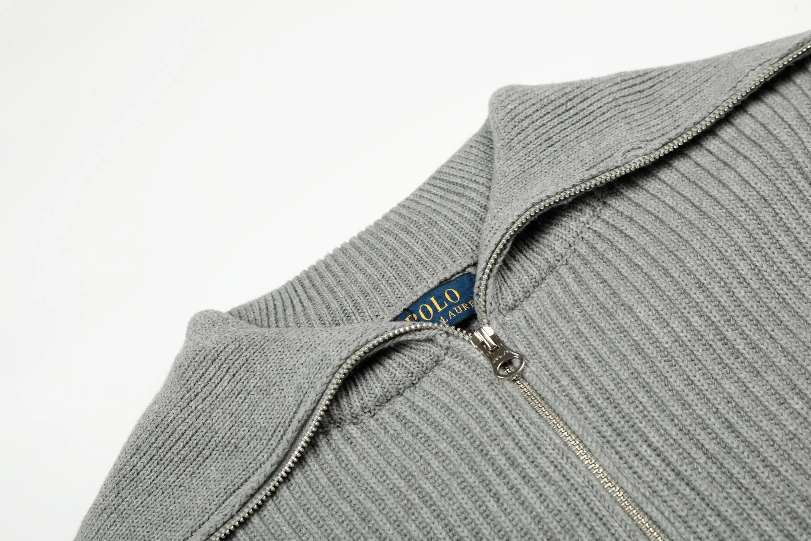 P300 top quality" Style number: DS051# (not off the shelves all year round) [Ralph Lauren large lapel solid color basic full zipper goddess style knitted cardigan] ✅Ralph Lauren Lazy large lapel double zipper classic goddess style knitted new coat ✅Main supplier platform live broadcast Wholesale entity Wholesale entity Replenish when out of stock Not off the shelf ✅ZP quality 1:1 version Scan the code to enter the GF website Counter quality ✅Details and quality are the only one in Guangzhou. Imported quality cotton yarn, focusing on high-end, cost-effective, good quality needless to say. ✅Restore the original version. The maximum size can be worn up to 160 pounds. Loose, comfortable and stress-free. ✅The upper body is simple and easy to put on. A must-have for goddess ootd. Good-looking clothes are never picky. A must-have for goddesses. Recommended for wardrobe. Size: S-XL. Color: black, white, gray, navy.